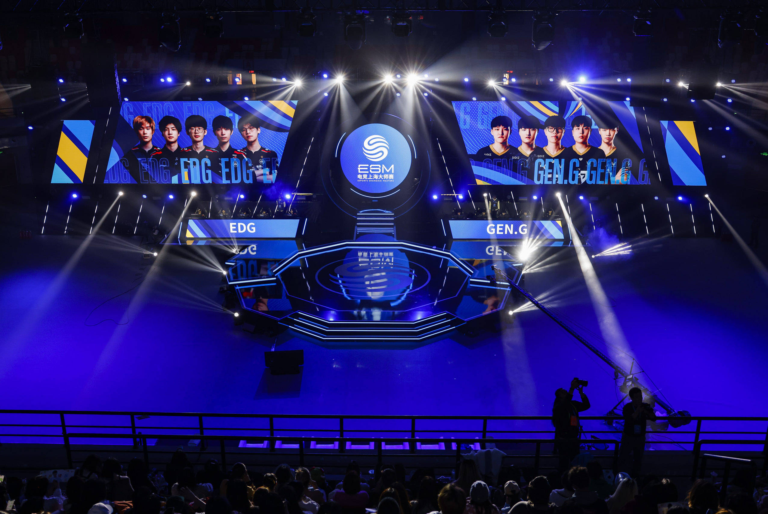 向伊涅斯塔 向伊涅斯塔